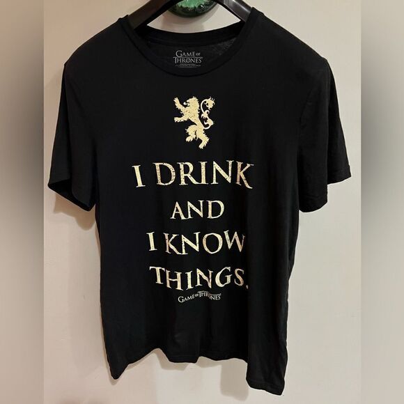 Game Of Thrones DRINK AND I KNOW THINGS T-Shirt T-Shirt Authentic - Picture 1 of 4
